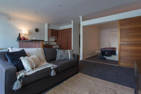 Warm & inviting 1 bedroom Apartment in the Viaduct Harbour